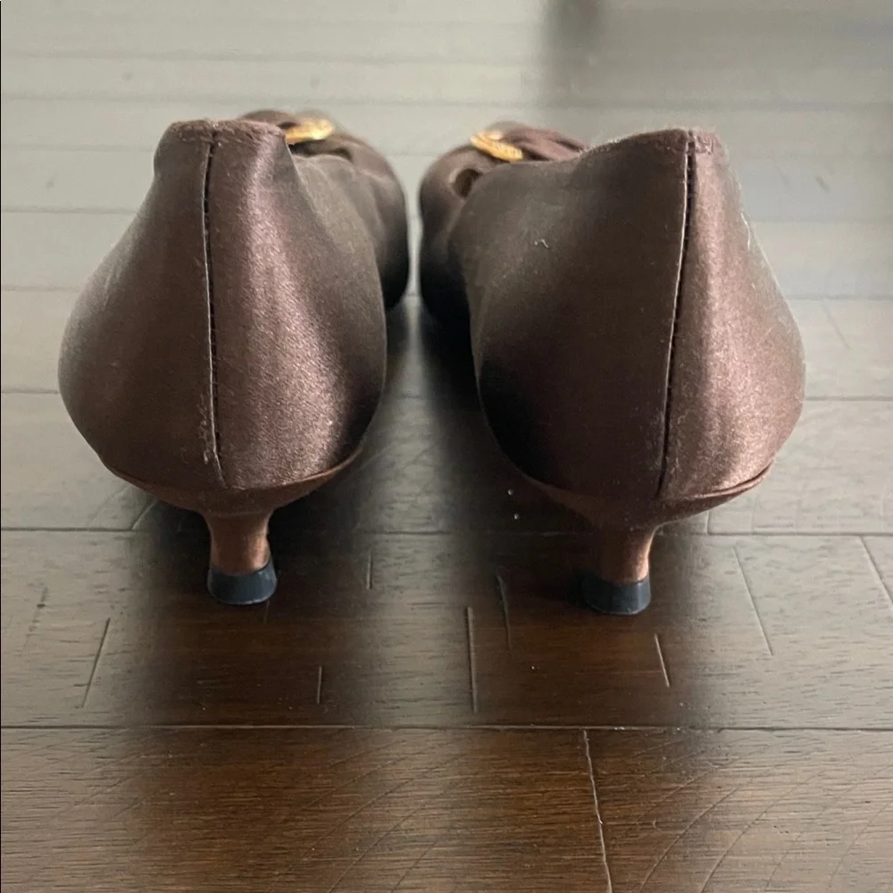 Stuart Weitzman Brown Heels Gold Bow Accent Size 8